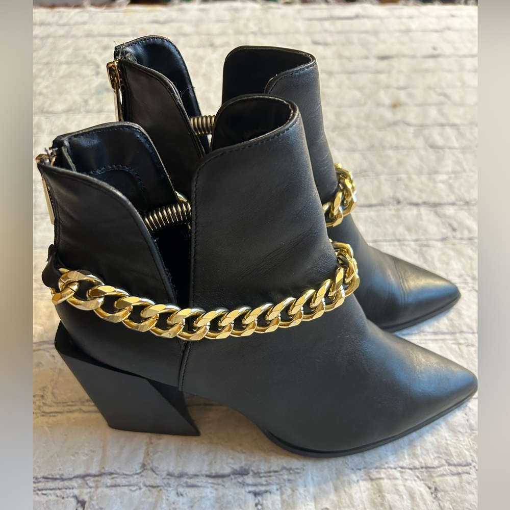 STEVE MADDEN TRANQUIL ANKLE BOOTS BLACK LEATHER GOLD TONE CHAIN ACCENT SIZE 8M